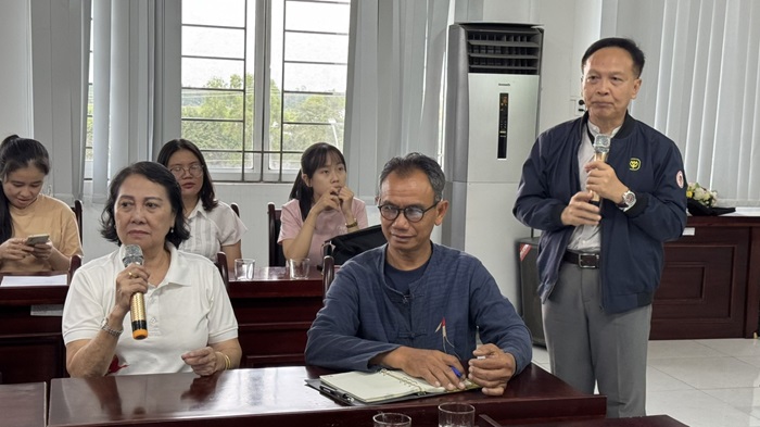 Buriram and Dong Thap farmers discuss organic rice and crane conservation
