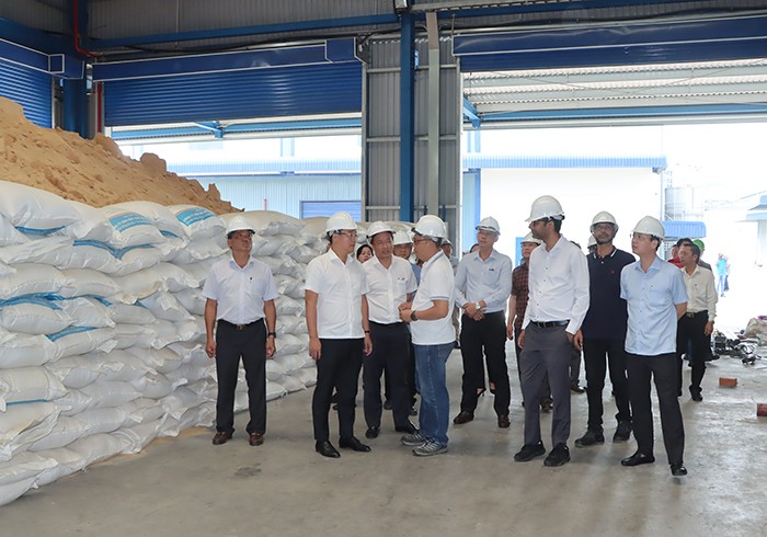 Provincial Leaders visit the enterprises, survey the investment projects in Sa Dec City