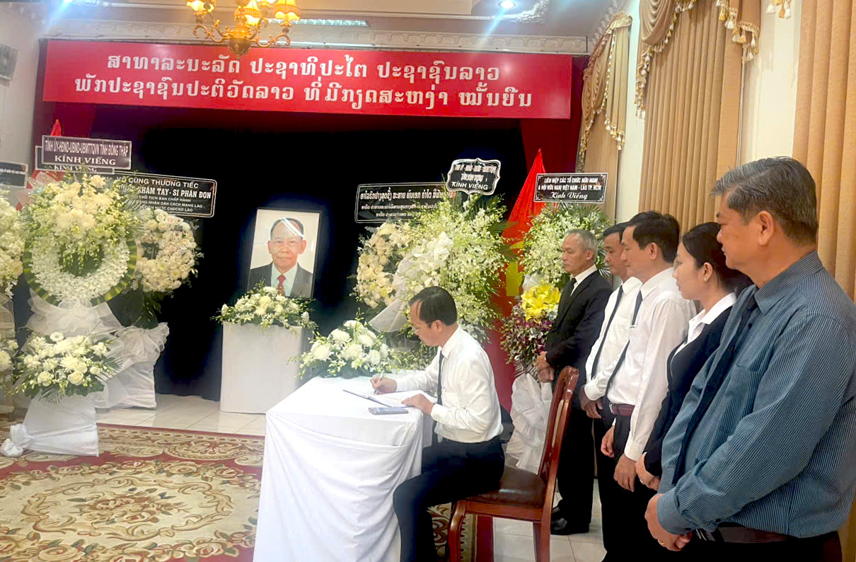 Leaders of Dong Thap Province pay their respects to comrade Khamtay Siphandone